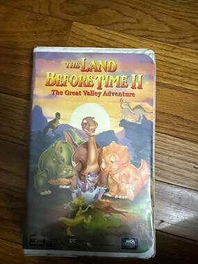 The Land Before Time II: The Great Valley Adventure VHS 1994 Clamshell Edition